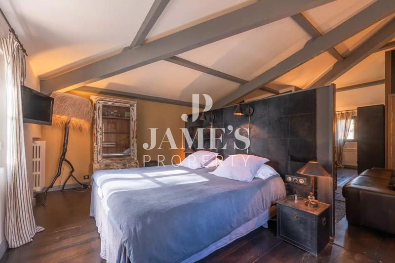 Maison - 330 m² - 8 pièces