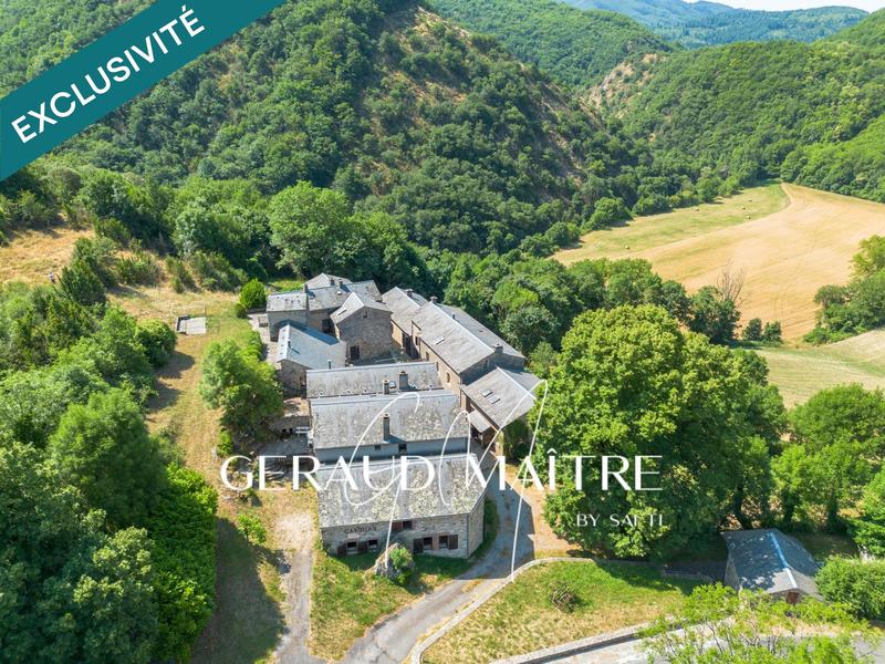 Maison - 1 080 m² - 90 pièces