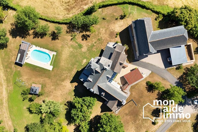 Maison - 240 m² - 10 pièces