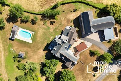 Maison - 240 m² - 10 pièces