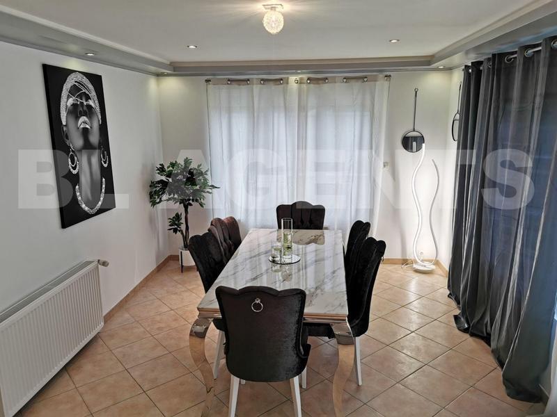 Maison traditionnelle - 249 m² - 11 pièces