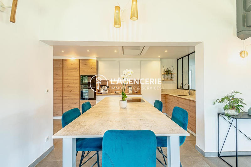 Maison - 220 m² - 5 pièces