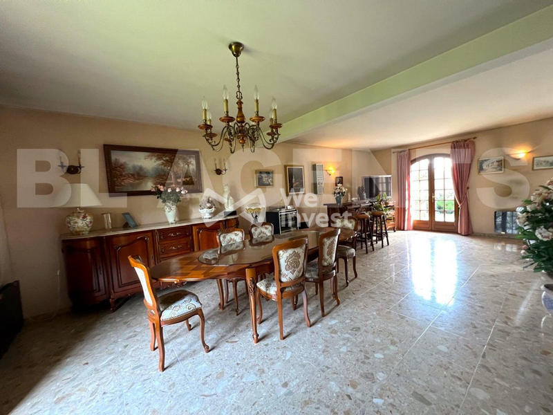 Maison - 205 m² - 9 pièces