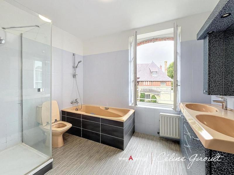 Maison - 270 m² - 11 pièces