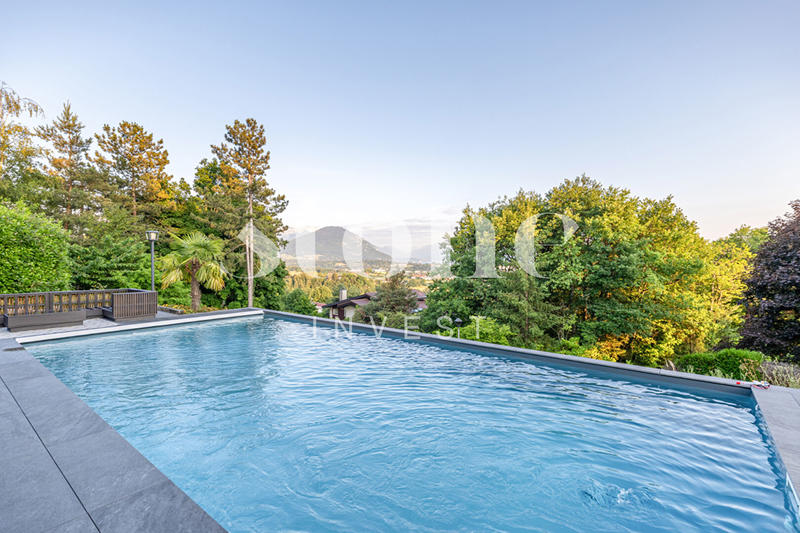 Maison - 355 m² - 16 pièces