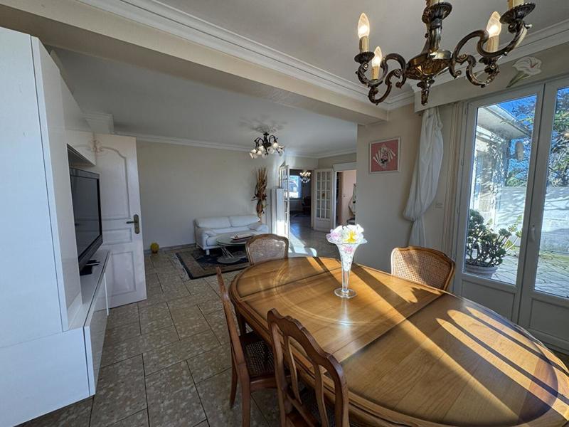 Maison - 209 m² - 9 pièces