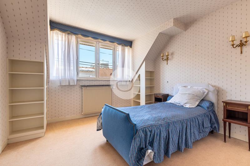 Maison - 187 m² - 8 pièces