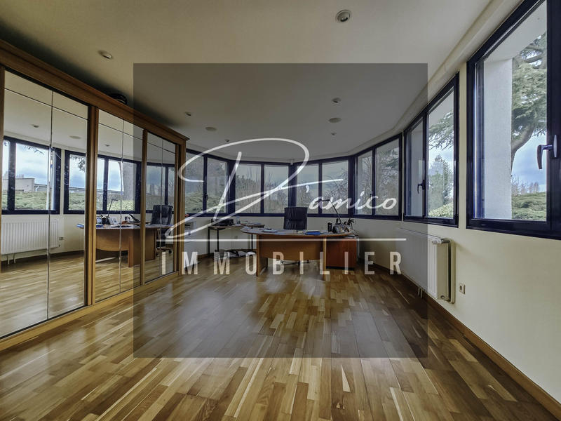 Maison - 338 m² - 10 pièces