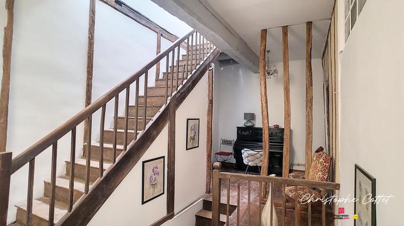 Maison - 330 m² - 9 pièces