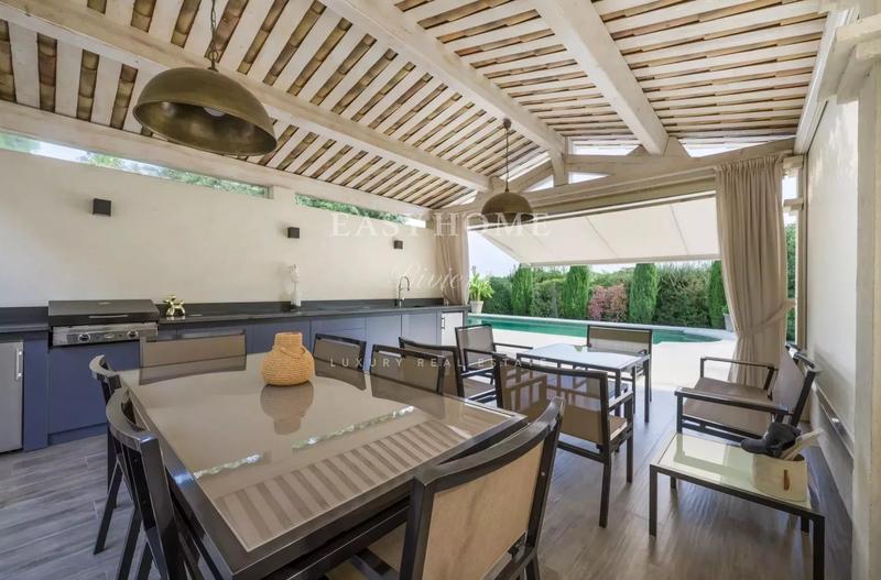 Maison - 300 m² - 8 pièces