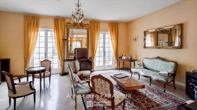 Maison - 267 m² - 10 pièces