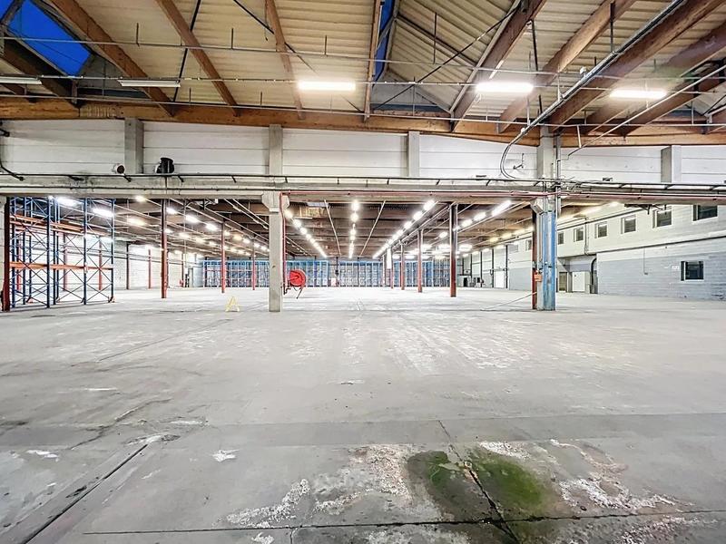 Entrepôt - 3 930 m²