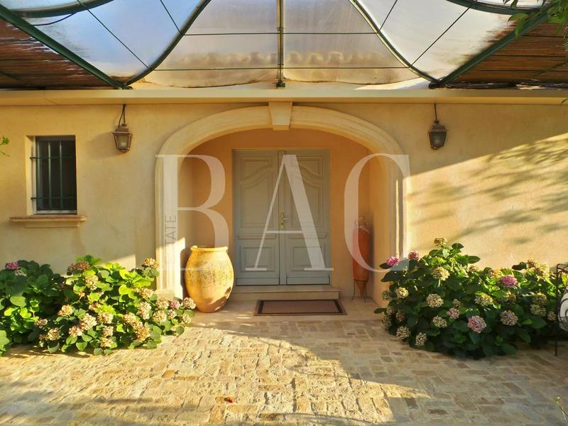 Propriété - 900 m² - 18 pièces