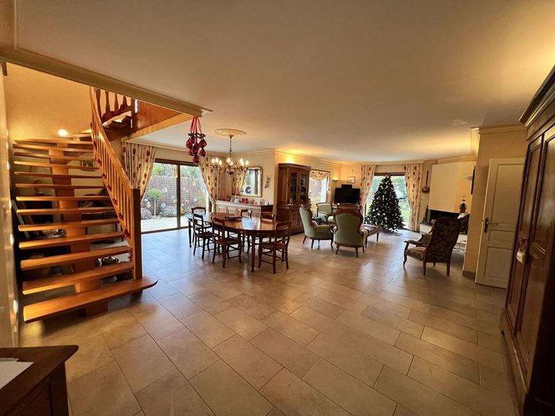 Maison - 246 m² - 8 pièces