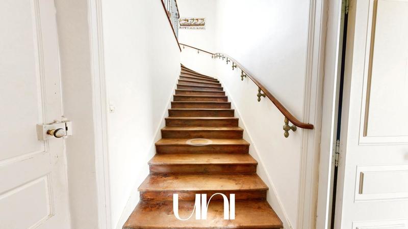 Maison - 330 m² - 10 pièces