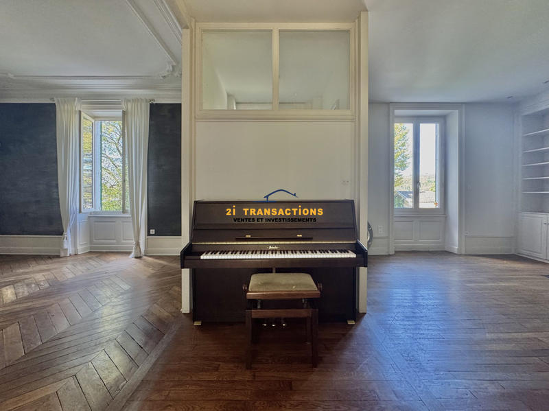 Maison - 285 m² - 9 pièces