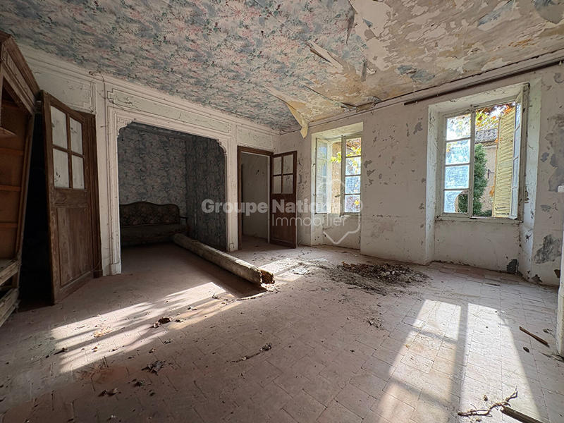 Maison - 930 m² - 30 pièces