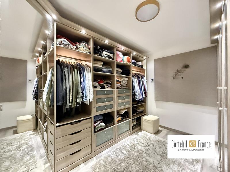 Villa - 277 m² - 9 pièces