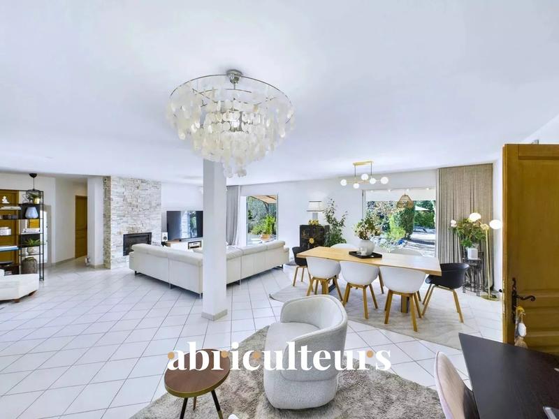 Villa - 261 m² - 12 pièces