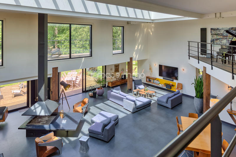 Maison - 630 m² - 8 pièces