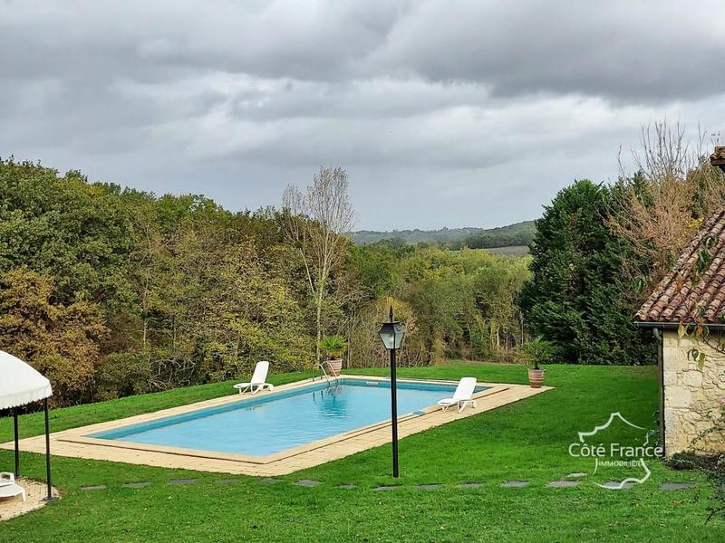 Propriété - 253 m² - 7 pièces