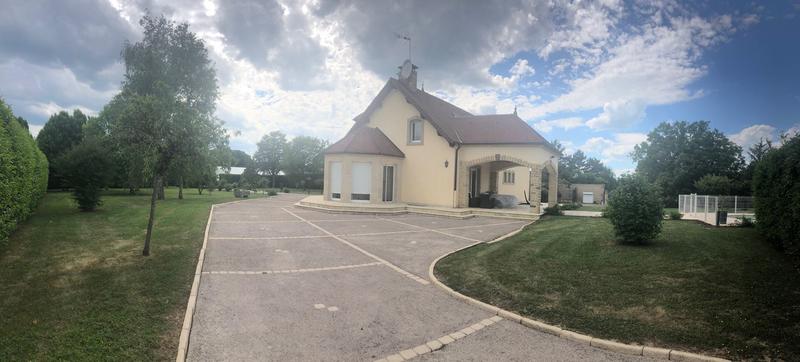 Maison traditionnelle - 180 m² - 8 pièces