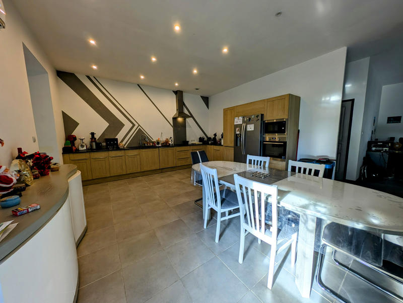 Maison - 219 m² - 6 pièces
