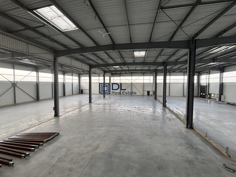 Entrepôt - 3 428 m²