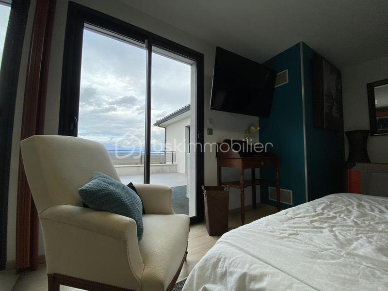 Maison traditionnelle - 260 m² - 8 pièces