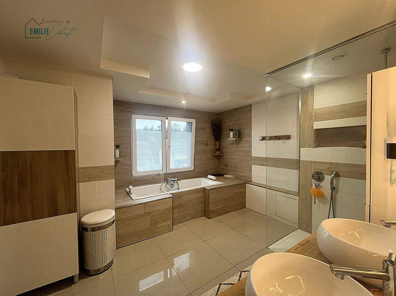 Maison - 195 m² - 7 pièces