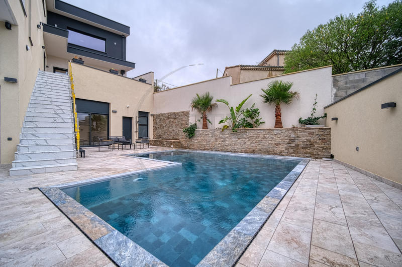 Propriété - 284 m² - 6 pièces