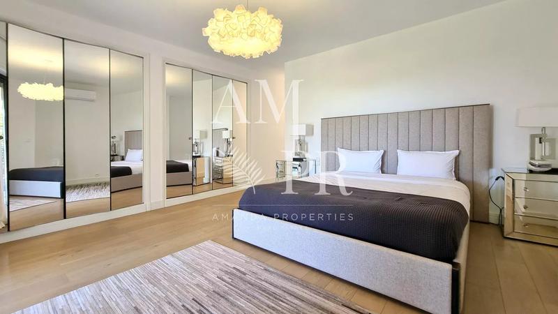 Villa - 253 m² - 6 pièces