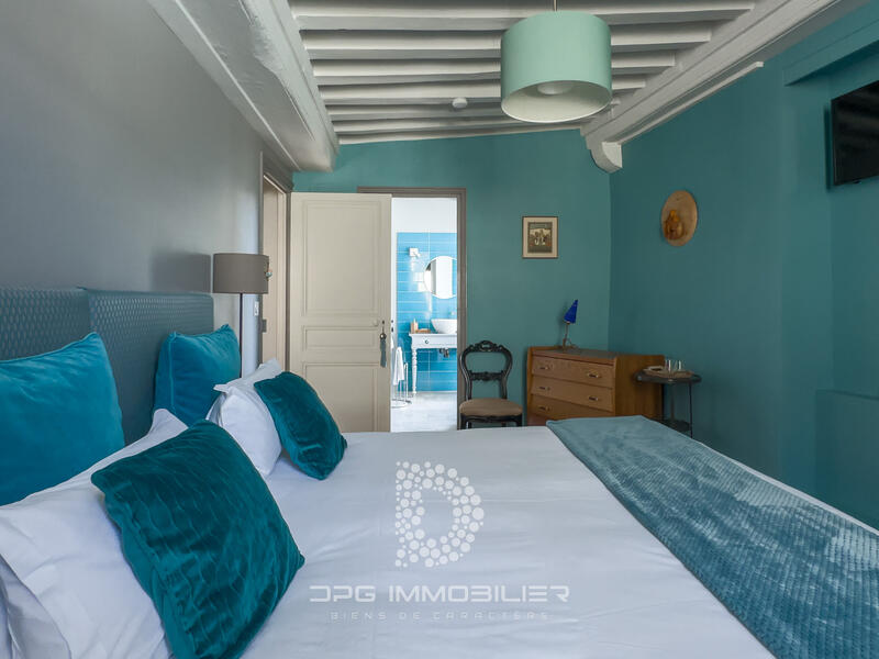 Maison - 242 m² - 12 pièces