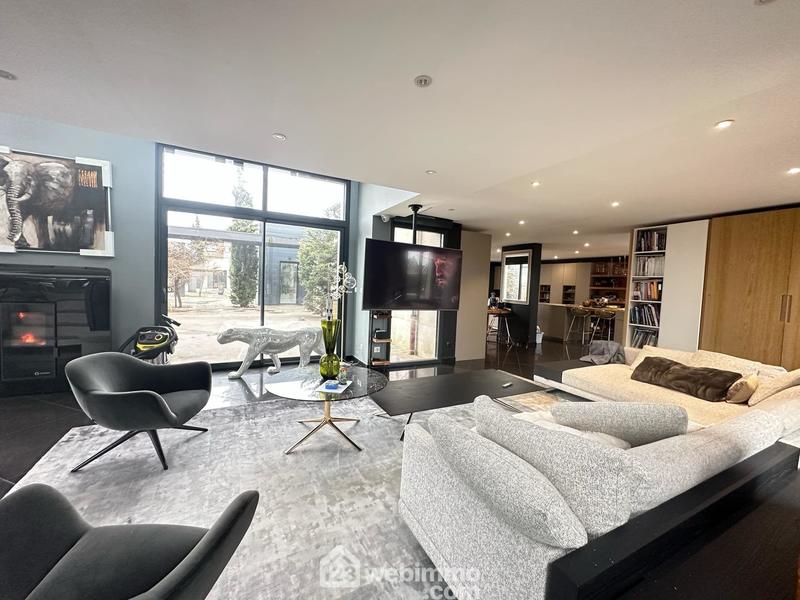 Maison - 730 m² - 10 pièces