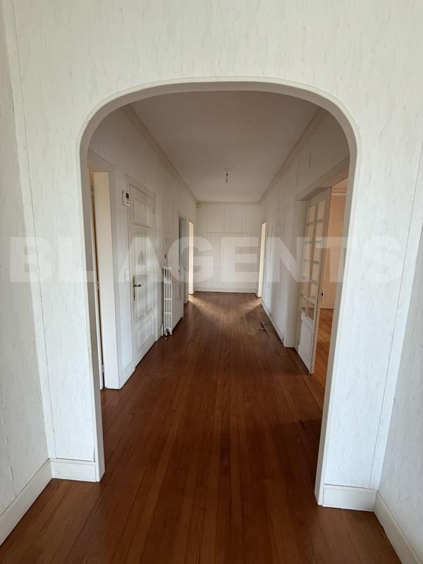 Maison traditionnelle - 241 m² - 9 pièces