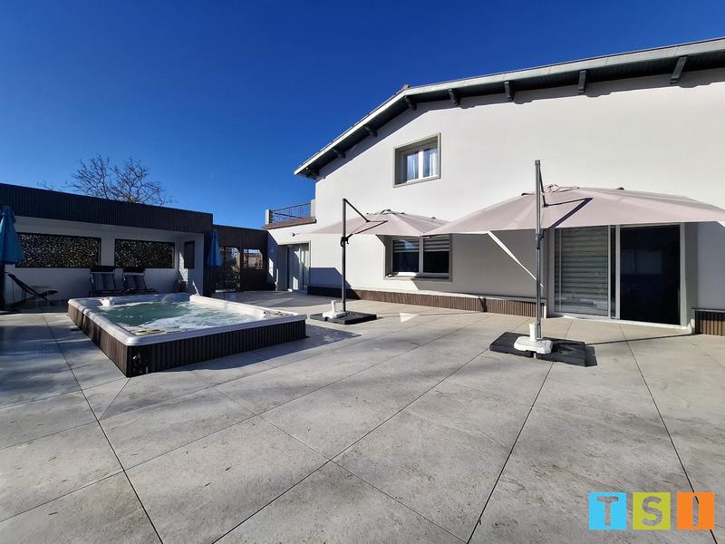 Maison - 263 m² - 8 pièces