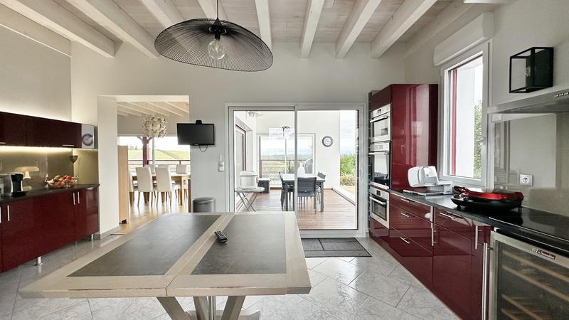 Maison - 220 m² - 7 pièces