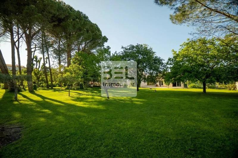 Propriété - 325 m² - 11 pièces