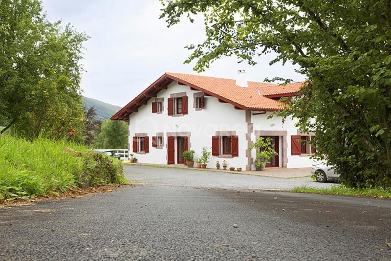 Maison - 376 m² - 14 pièces