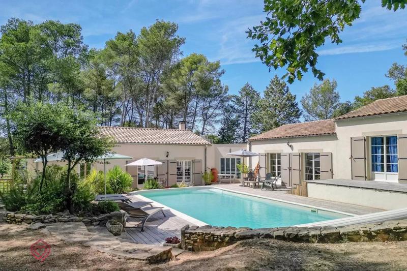 Propriété - 345 m² - 9 pièces