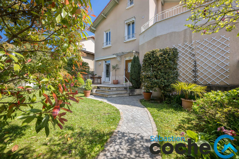 Maison - 245 m² - 8 pièces