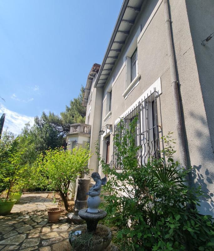 Maison - 330 m² - 10 pièces