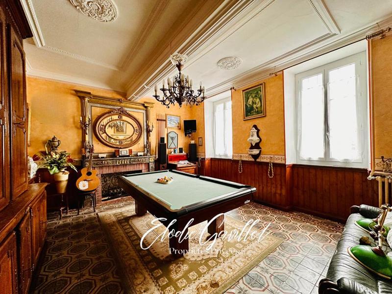 Maison - 313 m² - 12 pièces