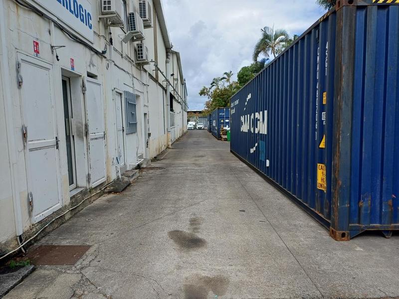 Entrepôt - 2 250 m²