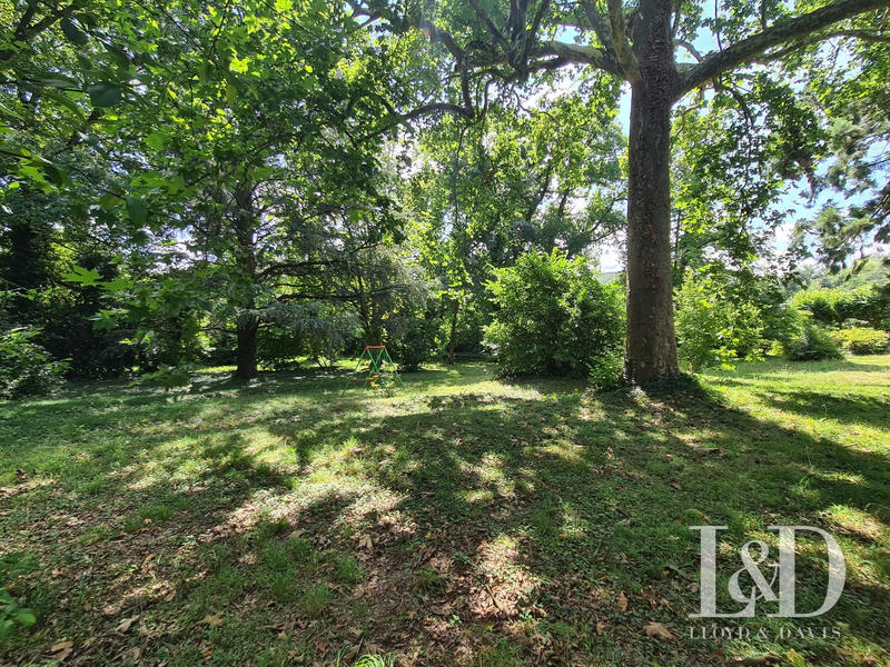 Maison - 230 m² - 13 pièces