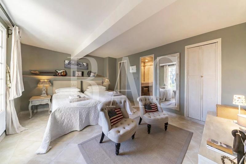 Villa - 250 m² - 6 pièces