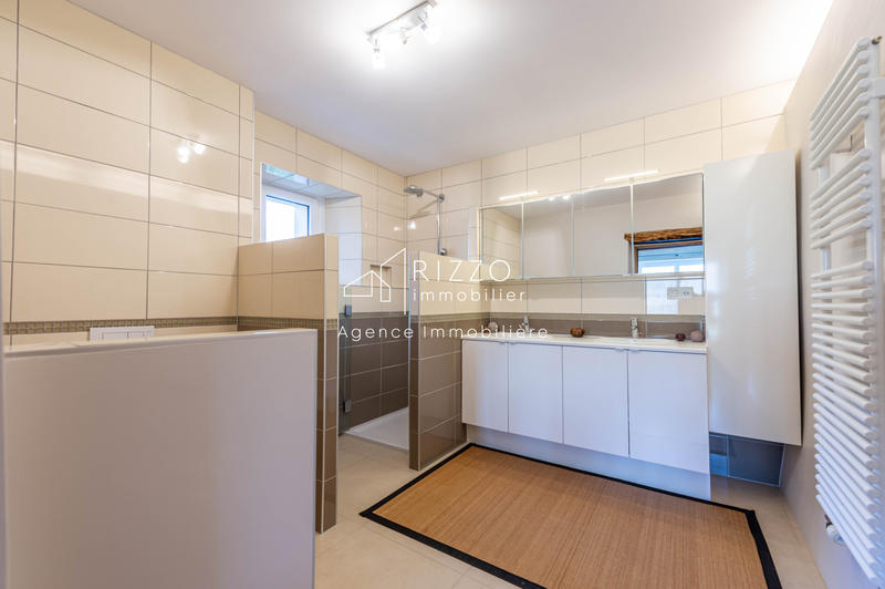 Maison - 202 m² - 8 pièces