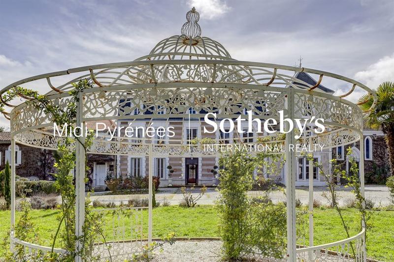 Château - 1 700 m² - 50 pièces