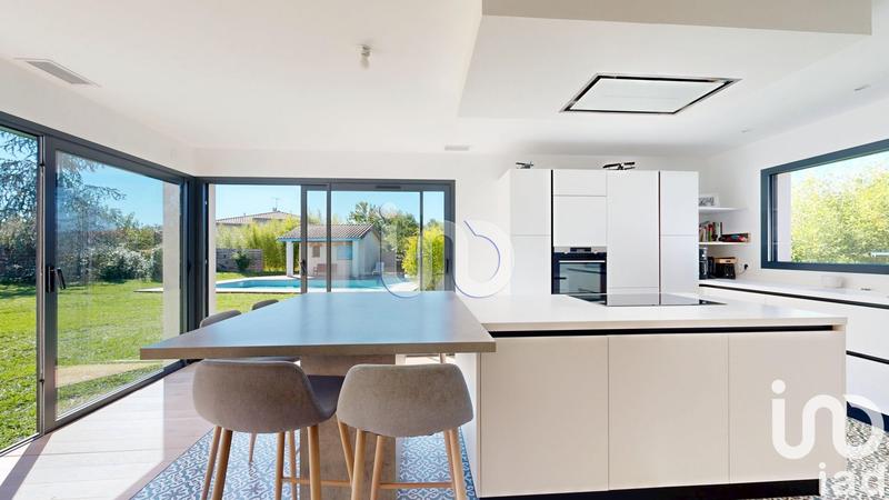 Maison - 220 m² - 7 pièces