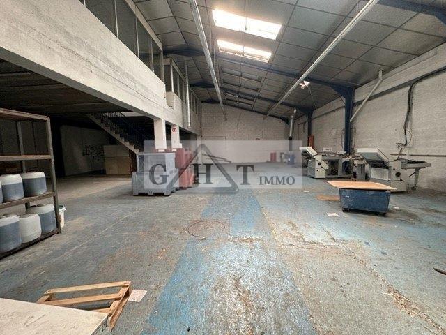 Entrepôt - 671 m²